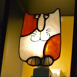フクロウ猫君のステンドグラス製コンセントランプ 1枚目の画像