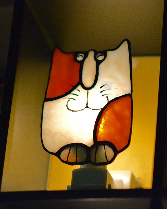 フクロウ猫君のステンドグラス製コンセントランプ 1枚目の画像