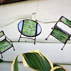 ❖飛ばせるテーブル椅子セット❖　クリアーな深緑に神秘的を魅力にプラス　ステンドグラス製 1枚目の画像