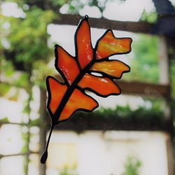 柏葉サンキャッチャーステンドグラス製、窓辺を秋の装いインテリア落葉（紅色） 1枚目の画像