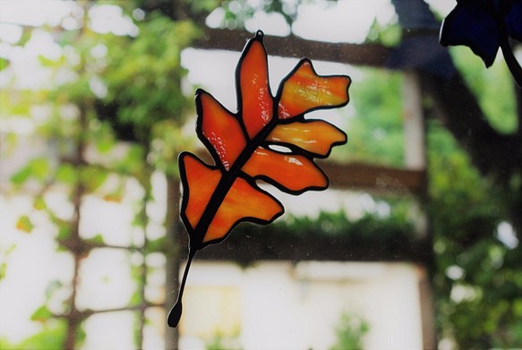 柏葉サンキャッチャーステンドグラス製、窓辺を秋の装いインテリア落葉（紅色） 1枚目の画像