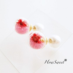 【HowSweet＊】赤いお花とピンク粒を閉じ込めたガラスドーム・ピアス 1枚目の画像