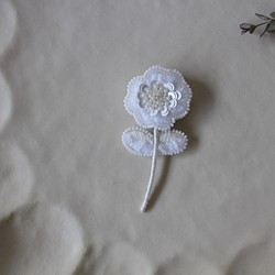 オートクチュール刺繍ブローチ　小さなふわりとスパンコールの一輪花(ホワイト) 1枚目の画像