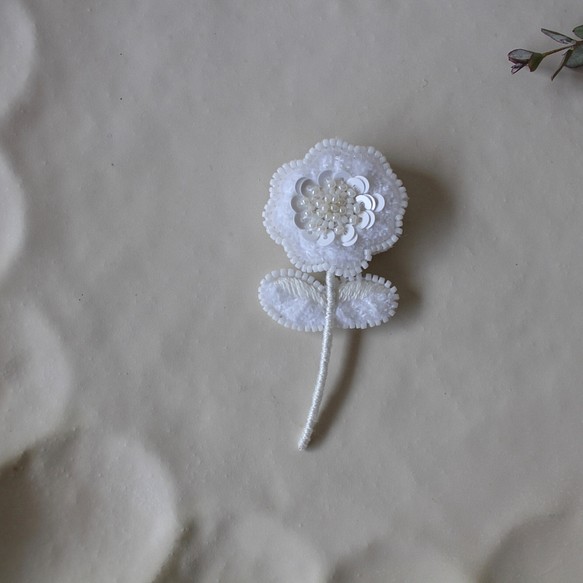 オートクチュール刺繍ブローチ　小さなふわりとスパンコールの一輪花(ホワイト) 1枚目の画像