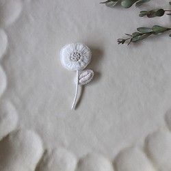 オートクチュール刺繍ブローチ　小さなシンプル一輪花(ホワイト&グレイッシュ) 1枚目の画像