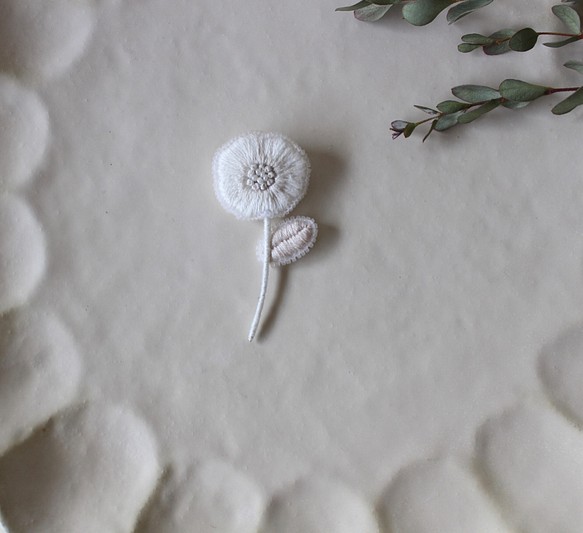 オートクチュール刺繍ブローチ　小さなシンプル一輪花(ホワイト&グレイッシュ) 1枚目の画像