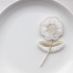 オートクチュール刺繍ブローチ　ふわりと一輪花(ナチュラルサマーホワイト) 1枚目の画像