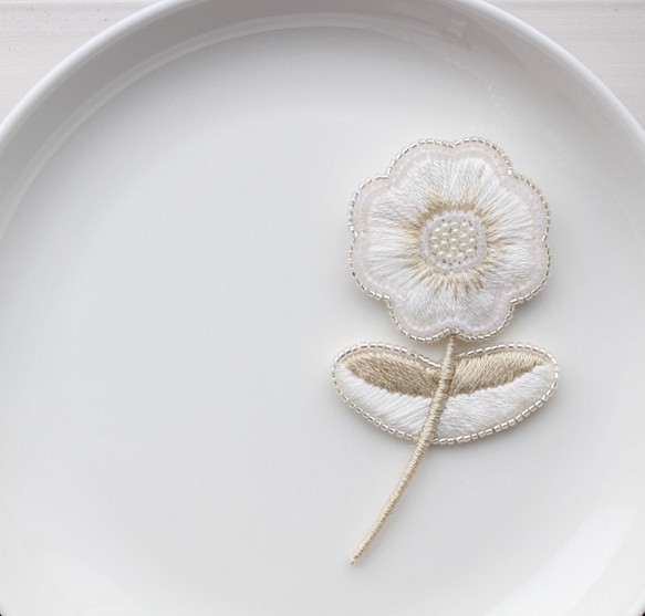 オートクチュール刺繍ブローチ　ふわりと一輪花(ナチュラルサマーホワイト) 1枚目の画像