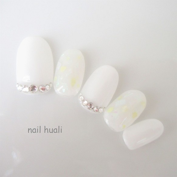 シェル オーロラ 爽やか夏ホワイトネイル ネイルチップ ネイルシール Nail Huali 通販 Creema クリーマ ハンドメイド 手作り クラフト作品の販売サイト