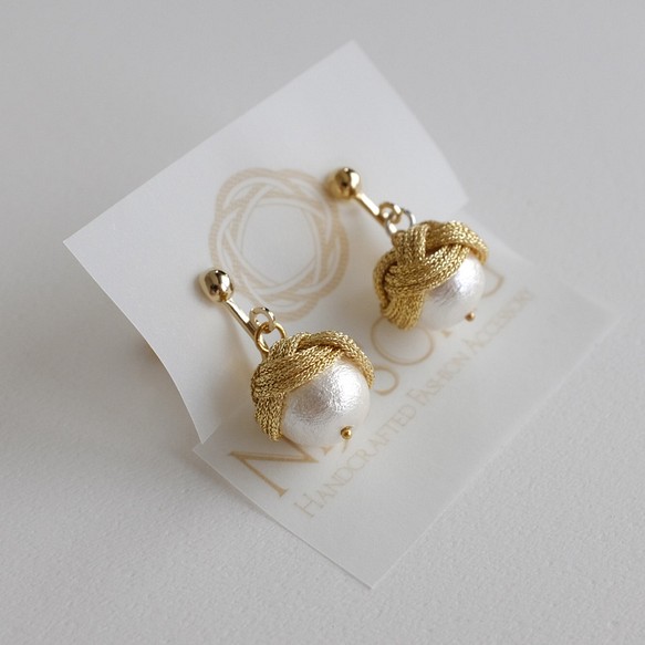 結頂耳環 - 金・棉質珍珠耳環 第1張的照片