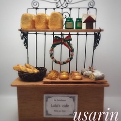 ミニチュアカフェの小さなパンの棚 1枚目の画像