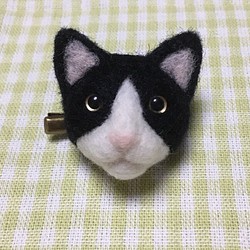 ハチワレ猫のブローチ☆（クリップ付きピン） 1枚目の画像