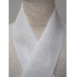 半衣領“ Honoka”牡丹色在白色背景上的白色 第1張的照片
