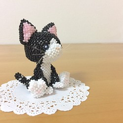 【猫のあみぐるみシリーズ】ハチワレ猫ちゃん/ビーズ使用 1枚目の画像