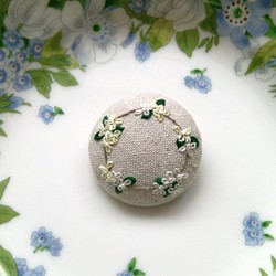 銀木犀の花刺繍ブローチ【送料無料】 1枚目の画像