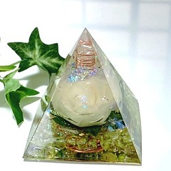 オルゴナイト　ピラミッド　白いバラ 1枚目の画像