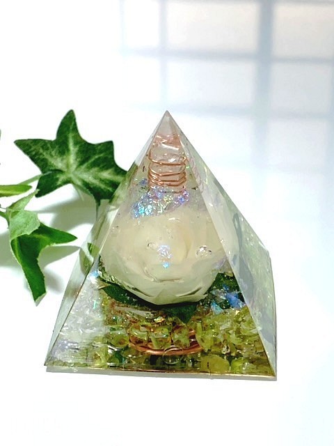 オルゴナイト　ピラミッド　白いバラ 1枚目の画像