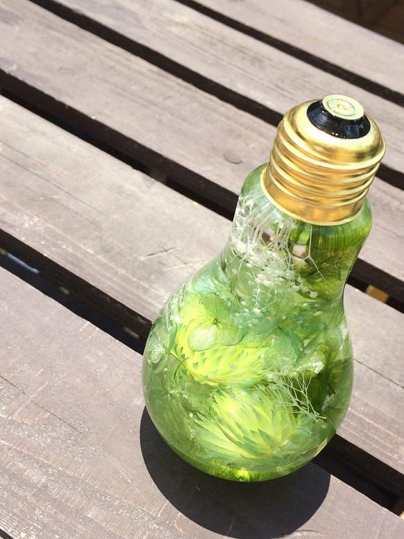 電球ボトルのハーバリウム～green～ 1枚目の画像