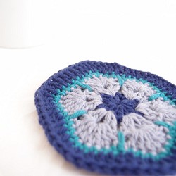 レトロかわいい♪　アフリカンフラワー　コースター　モチーフ編み　コットン100　青 1枚目の画像