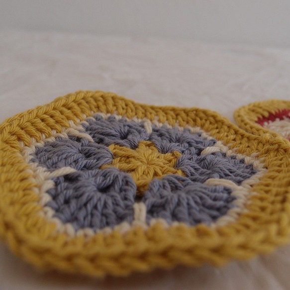 レトロかわいい♪　アフリカンフラワー　コースター　モチーフ編み　コットン100　黄色② 1枚目の画像