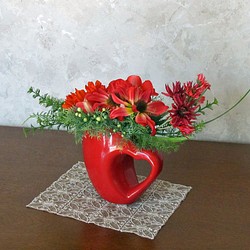 真っ赤な花器に赤の花 1枚目の画像