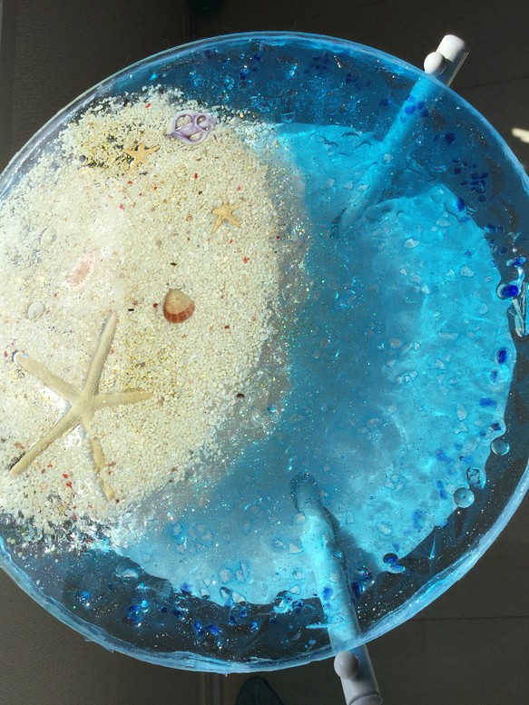 ブルーシー白砂のスターフィッシュ 波紋ガラスサイドテーブル丸 〜Minamo〜 1枚目の画像