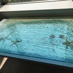 折りたたみガラステーブル ホワイトビーチ  波打ち際のヒトデやシェル達 1枚目の画像