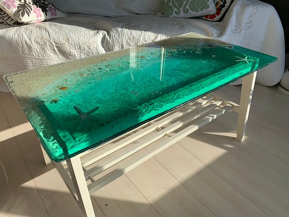 ガラスセンターテーブル 揺らめくエメラルドグリーンムーンビーチ 珊瑚やスターフィッシュと貝たち 1枚目の画像