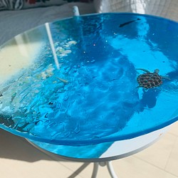 ブルーシー　ホワイトビーチ イルカとカメ　ホヌ　ガラスサイドテーブル丸 〜Minamo〜 1枚目の画像