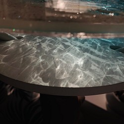 エメラルドグリーンムーンビーチ 夜光虫 ガラスサイドテーブル丸 〜Minamo〜 1枚目の画像