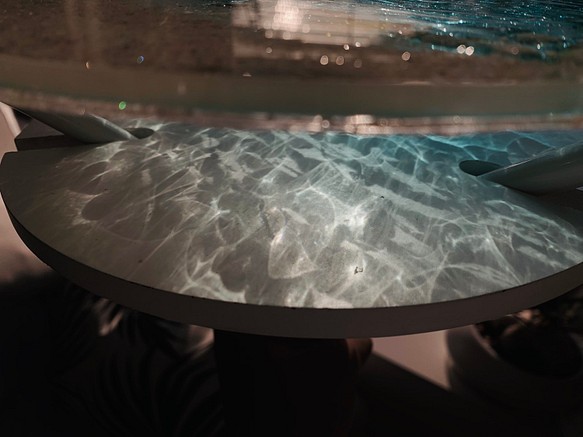 エメラルドグリーンムーンビーチ 夜光虫 ガラスサイドテーブル丸 〜Minamo〜 1枚目の画像