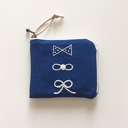 帆布のコンパクト財布 並んだリボンの刺繍  ブルー 1枚目の画像