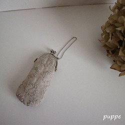 リネンで作った刺繍の小さなリップケース(リースモチーフ)　 1枚目の画像