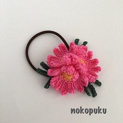 〈新〉編み花ヘアゴム マーガレット 明るいピンク 1枚目の画像