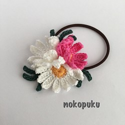〈新〉編み花ヘアゴム 白と明るいピンク 1枚目の画像