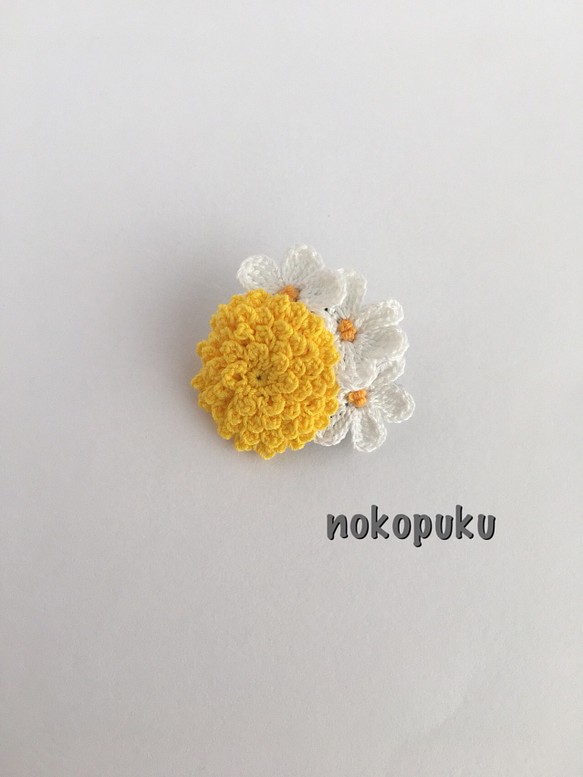 たんぽぽ ミニブローチ 白い小花 1枚目の画像