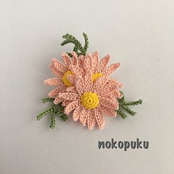 30番レース糸で編んだお花ブローチ ピンク 1枚目の画像