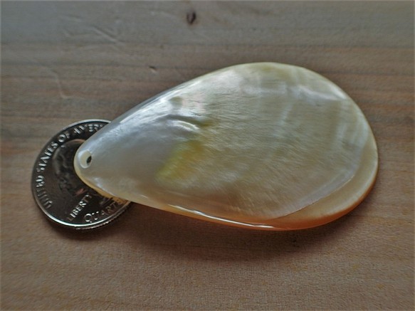 バリ島産白蝶貝　ペンダントトップ　大きめ滴型 1枚目の画像