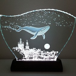 星降る夜・クジラ・プラハ　ガラスエッチングパネル Lサイズ・LEDスタンドセット（ランプ・ライト・照明） 1枚目の画像