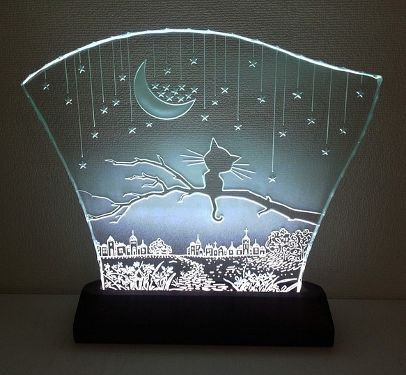 星降る夜・ネコ　ガラスエッチングパネル（三日月） Lサイズ・LEDスタンドセット　（ねこ・猫） 1枚目の画像