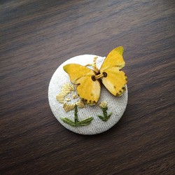 お花の刺繍と黄色の蝶々ブローチ 1枚目の画像