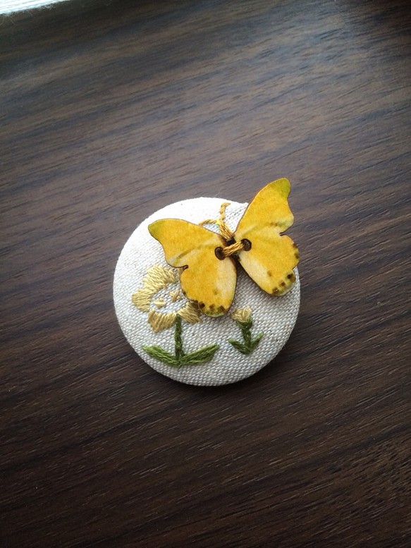 お花の刺繍と黄色の蝶々ブローチ 1枚目の画像