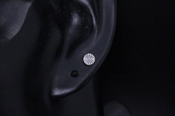 ピアス メンズ : 菊紋 ピアス 1ヶ シルバー イヤリング 片耳 シングル 和柄 和風 1枚目の画像
