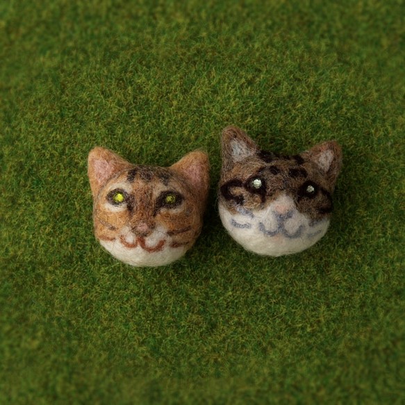 【Jさまご予約品】フェルティングピンバッチ・セミオーダー二匹の猫 1枚目の画像