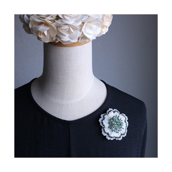 Beaded Flower Brooch (White) 第1張的照片