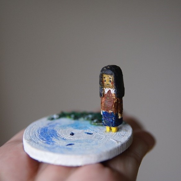 小さい木彫り人形『黄色い長靴の女の子』　（ミニチュアドールハウス風） 1枚目の画像