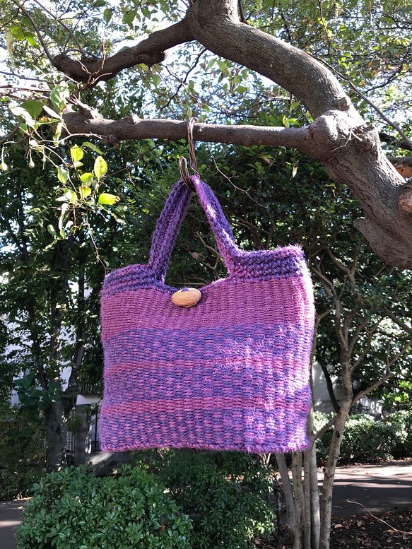 【1点物】手染め麻ひも 編み上げ持ち手の段染めカゴバッグ 紫 1枚目の画像