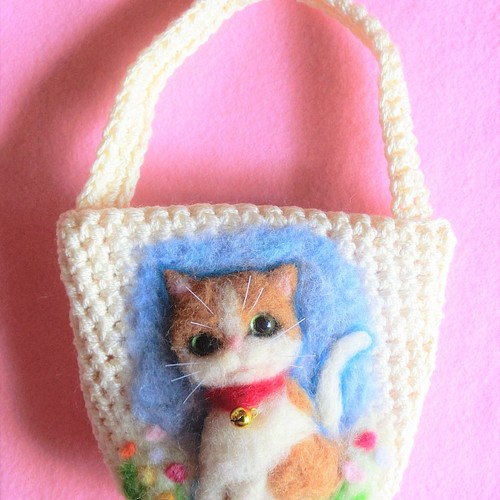 羊毛フェルトの猫とお花の小さなあみあみバケツバッグ 羊毛フェルト