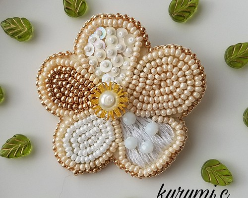 ホワイトとゴールドのお花のビーズ刺繍ブローチ