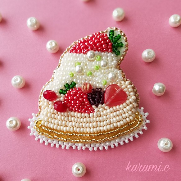 苺のショートケーキのビーズ刺繍ブローチ 1枚目の画像
